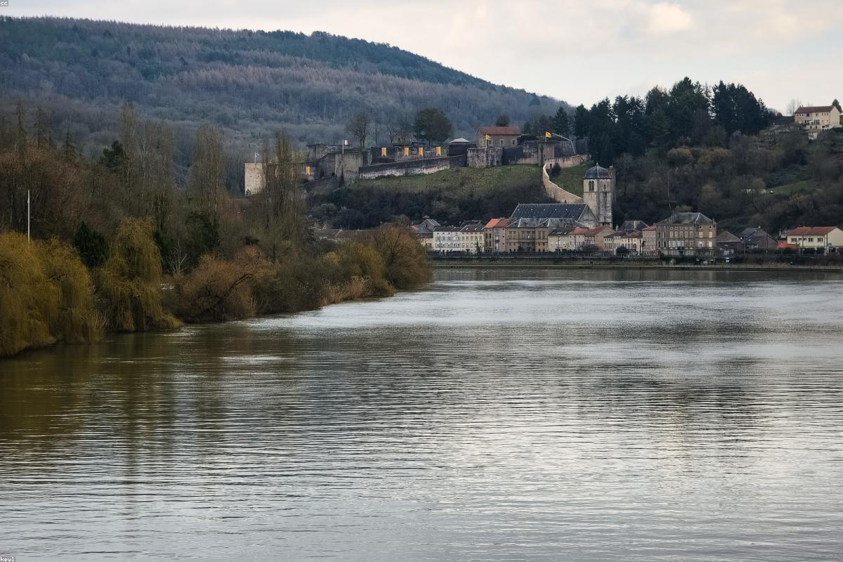 Voilier fendant une mer d'émeraude au large de la côte bretonne